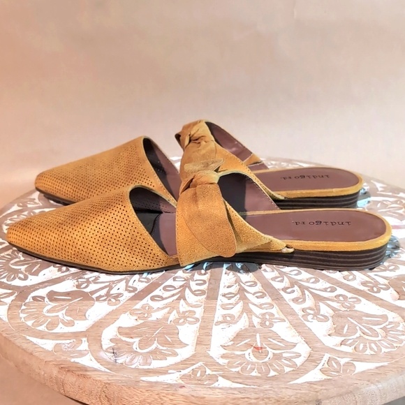 Indigo rd is mustard yellow flats - Picture 7 of 9